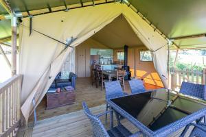 een tent met stoelen en een tafel in een kamer bij Valleyside Escapes in Tiverton