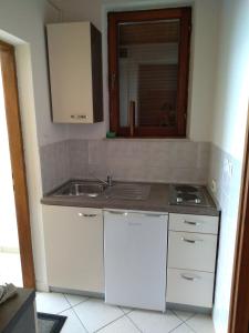 uma cozinha com um lavatório e uma bancada em Apartman Larus em Starigrad-Paklenica