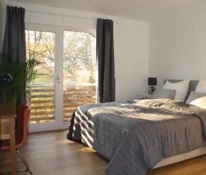 ein Schlafzimmer mit einem Bett und einem großen Fenster in der Unterkunft Zimmervermietung am Habsberg in Velburg