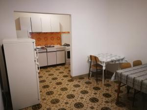 Kuchyňa alebo kuchynka v ubytovaní Vukotić Beach house + 37 fotografií