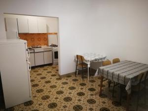 Kuchyňa alebo kuchynka v ubytovaní Vukotić Beach house