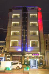 Un edificio de hotel con una luz roja y azul. en Bordo Hotel, en Trabzon