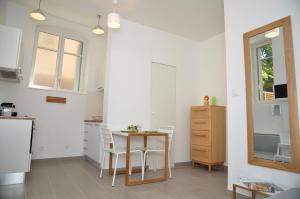 a kitchen with a table and chairs in a room at Le Clos des Salins in Toulouse