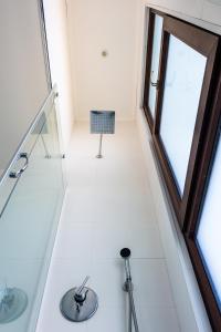 La salle de bains est pourvue d'une douche en verre et d'une fenêtre. dans l'établissement Casa Las Puyas Top Hill Incredible View + Hot Tub, à Navidad