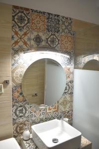 A bathroom at Martha's Apartment Még 23 kép