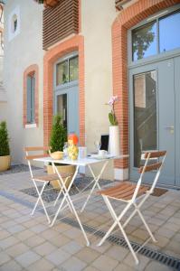 a patio with a table and two chairs and a table at Le Clos des Salins in Toulouse