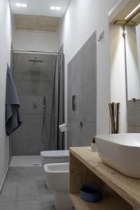 e bagno con lavandino, servizi igienici e doccia. di LOFT 92 a Margherita di Savoia
