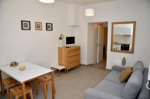 a living room with a couch and a table at Le Clos des Salins in Toulouse