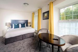 Llit o llits en una habitació de Commodore Hotel