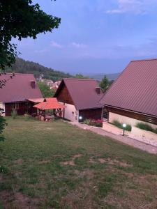 eine Gruppe von Gebäuden mit roten Dächern und einem Hof in der Unterkunft Guesthouse Stefanac in Otočac