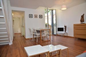 a living room with a table and chairs at Le Clos des Salins in Toulouse