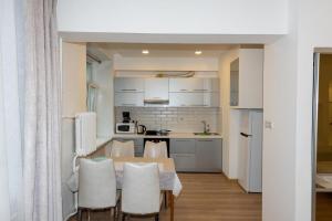 烏蘭巴托的住宿－Brilliant Location，厨房以及带桌椅的用餐室。