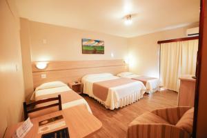 沙佩科Hotel Lang Palace - Fica no Centro da Cidade的有两张床和一张桌子的酒店房间 更多37张照片