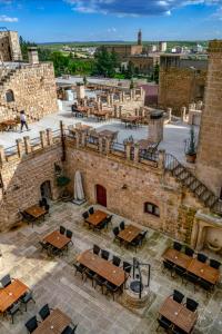 z widokiem na patio ze stołami i krzesłami w obiekcie Kasr-i Nehroz Hotel w mieście Midyat
