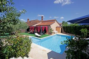 Swimmingpoolen hos eller tæt på Apartments Mirna