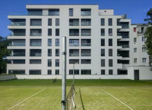 Tenis alebo squash v ubytovaní Cosy Design Apartment IV alebo jeho okolí