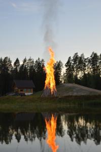 a fire sitting in the middle of a lake at Metsjärve kämpingumajake in Puskaru
