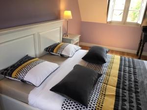 מיטה או מיטות בחדר ב-Gite de la petite masse