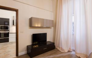 TV i/ili multimedijalni sistem u objektu Duomo 2 Bedroom Apartment
