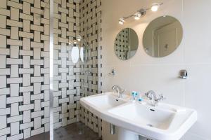 a bathroom with a sink and a mirror at Hôtel Restaurant Gastronomique La Huchette in Mâcon