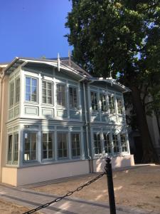 una casa azul y blanca con muchas ventanas en Pearl of Sopot, en Sopot