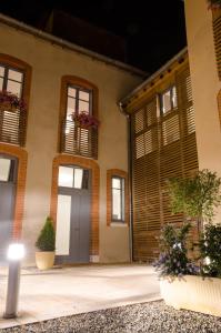 a house with windows and plants in front of it at Le Clos des Salins in Toulouse