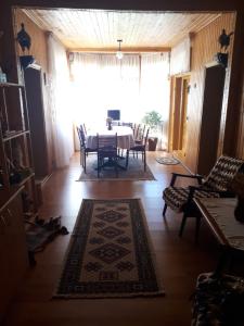 Ruang duduk di Casa Fetic