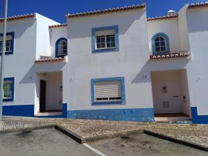 a white and blue house with blue windows at CASA DIAS in Vila do Bispo