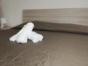 una pila de toallas blancas en una cama en A Casa di Carla e Lucia, en Massafra