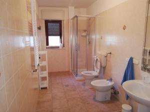 A Casa di Carla e Lucia في ماسافرا: حمام مع دش ومرحاض ومغسلة