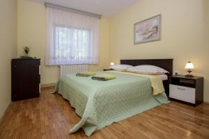 En eller flere senge i et værelse på Apartments Mirna + 50 billeder