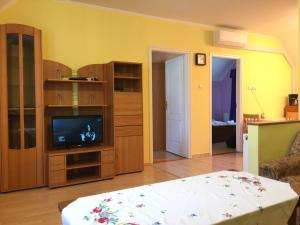 Televízia a/alebo spoločenská miestnosť v ubytovaní Green Park Apartment