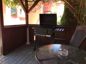 Televízia a/alebo spoločenská miestnosť v ubytovaní Green Park Apartment