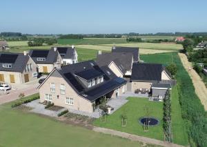 eine Luftansicht eines großen Hauses mit Hof in der Unterkunft Villa Zuiderduin in Zoutelande
