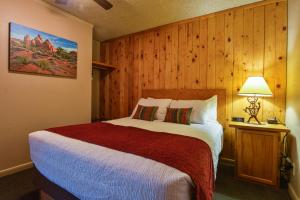 Postelja oz. postelje v sobi nastanitve Rustic Inn