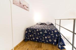sypialnia z łóżkiem z niebieską kołdrą w obiekcie Due MiniLoft, Sanremo Centro, AriaCondizionata, WiFi w San Remo
