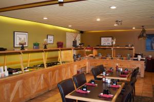 
A restaurant or other place to eat at Slave Lake Inn and Conference Centre
