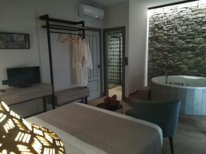 A bed or beds in a room at Aljibe Casa Rural