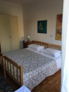- une chambre avec 2 lits et des draps blancs dans l'établissement B&B LOKEV Sezana, à Lokev