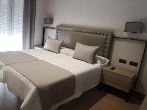 A bed or beds in a room at Aljibe Casa Rural
