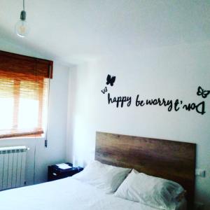una camera da letto con un letto con un felice muro incantante di Wunderkammer b&b a Pulsano