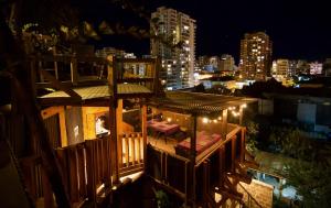 un edificio con una terraza con una mesa y luces en La Blanca Hotel, en Viña del Mar