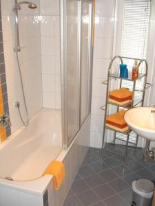 Un baño con ducha, bañera y lavabo. en Appartement Granbichler Siegfried, en Längenfeld