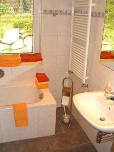 Un baño con bañera, lavabo y ventana. en Appartement Granbichler Siegfried, en Längenfeld