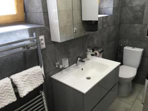 Koupelna v ubytování Modern Apartman Deluxe + 26 fotografií