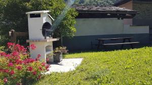 ラ・サルにあるLa Maison de Claraの噴水のある鳥居のある庭園