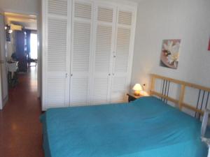 una camera con letto blu e armadio bianco di Alexandra A-1 a Platja  d'Aro