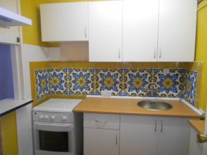 una cucina con lavandino e piano cottura di Alexandra A-1 a Platja  d'Aro