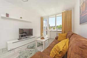 Televízia a/alebo spoločenská miestnosť v ubytovaní Reagan Park Apartament + 27 fotografií