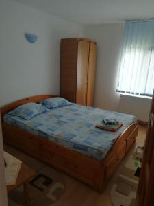 多亞馬伊的住宿－Vila Andre，一间卧室配有一张床和一个橱柜
